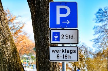 Das Parkschild zeigt an, wie man werktags parken darf.