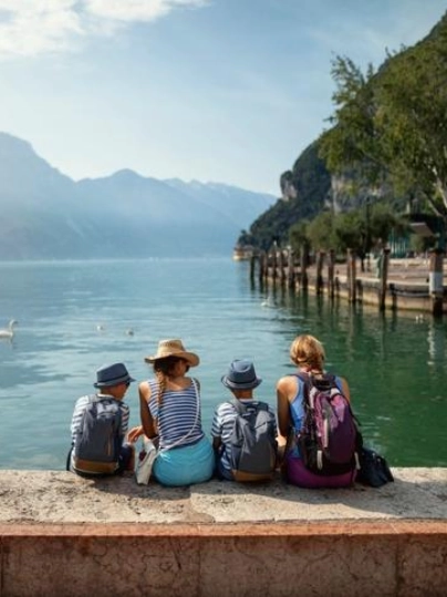 Eine Familie im Urlaub am Meer