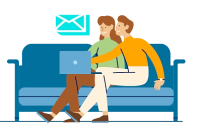 Zwei Frauen sitzen auf blauem Sofa und arbeiten gemeinsam an einem Laptop, im Hintergrund ein E-Mail-Symbol
