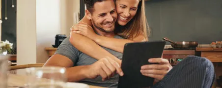 Junges Paar liest ein E-Paper