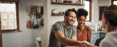 Ein junges paar lässt sich bei der Geldanlage beraten.