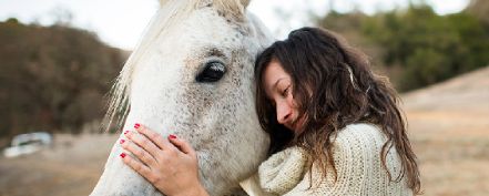 Frau mit Pferd.