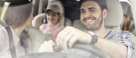 Fröhliche Familie im Auto