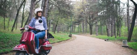 frau-auf-moped-im-wald