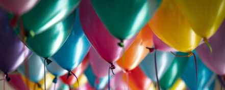 Bunte Luftballons bei einer Feier