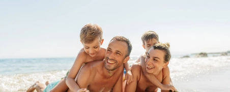 Eine Familie genießt den Urlaub dank passender Absicherung mit einer Auslandskrankenversicherung.