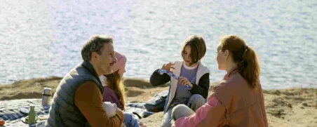 Eine Familie erklärt ihren Kindern die Vorteile einer Altersvorsorge.