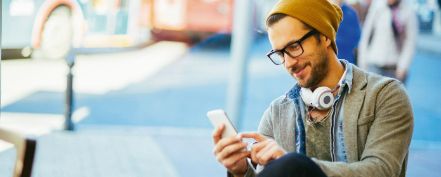 Mann mit Smartphone