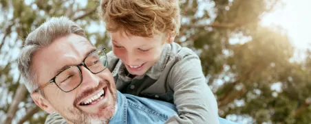 Vater und Sohn freuen sich über einen umfassenden Privat-Rechtsschutz.