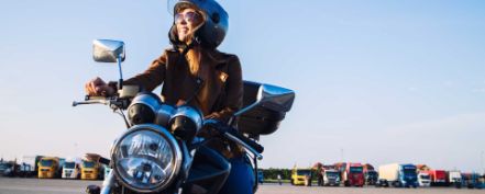 Frau beim Motorrad Sicherheitstraining