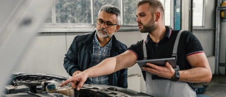 Zwei Männer in einer Autowerkstatt