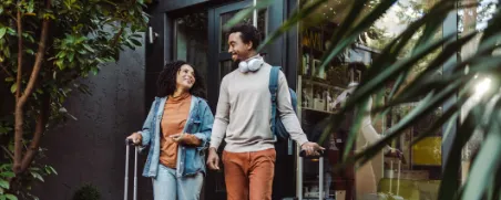 Ein Pärchen hat beim Packen an alles gedacht und startet gelassen in den Urlaub. 