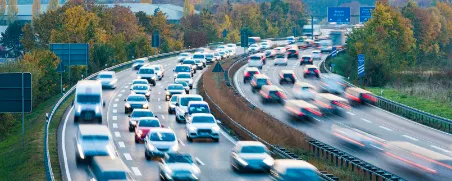 Dichter Verkehr auf der Autobahn.