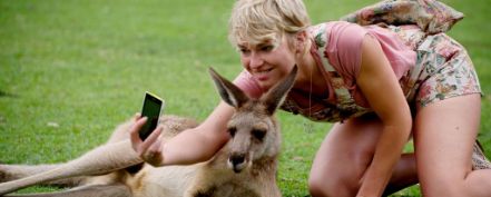 Junge Frau macht ein Selfie mit einem Känguru.