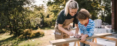 Kind und Mutter bei gemeinsamer Heimhandwerker Arbeit.