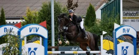 Emily Timmann und ihre Holsteiner Stute Highlight sprangen mit der Note 8,4 zum Silber-Rang und sind sicher für das Finale des Kuschel Cups in den Holstenhallen von Neumünster qualifiziert.