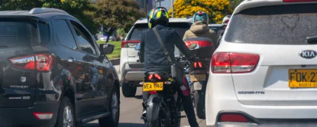 Motorradfahrer warten im Stau und fragen sich, ob sie mit dem Motorrad überholen dürfen.