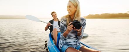 kameraversicherung-junges-paar-im-boot