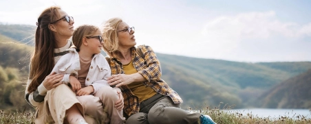 Drei Generationen: Großmutter, Mutter und Tochter blicken zuversichtlich in die Zukunft..