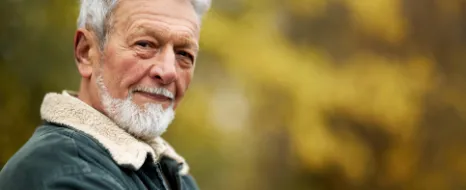 Portraet eines reifen Mannes an einem Herbsttag