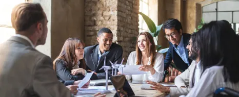 Glückliche Kollegen tauschen sich im Büro aus. 