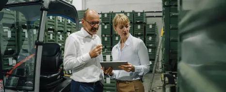 IT-Sicherheit Mann und Frau im Lager