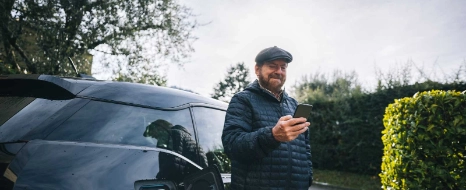 Ein Mann freut sich über die THG-Prämie für sein Elektroauto.