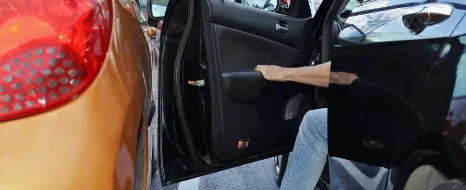 Geparktes Auto wird durch Türöffnen beschädigt