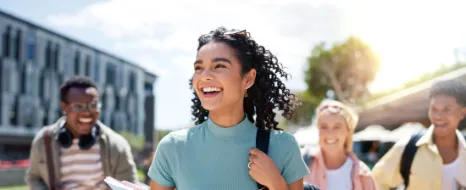 Vier junge Azubis sind durch eine Ausbildungsversicherung abgesichert. 