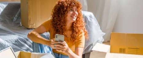 Junge Frau sitzt entspannt in ihrem Zimmer nach dem Abschluss eines Untermietvertrags