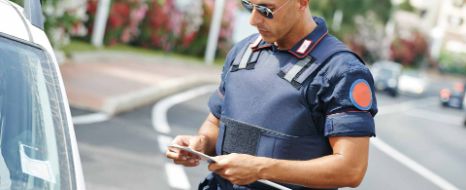 Italienischer Polizist überprüft Dokumente