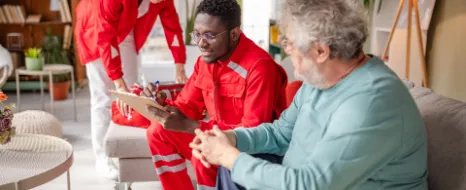 Ein pflegebedürftiger Mann hat den Hausnotruf getätigt und der Rettungsdienst ist bei ihm zuhause eingetroffen.
