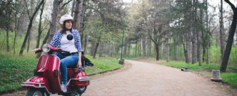 frau-auf-moped-im-wald