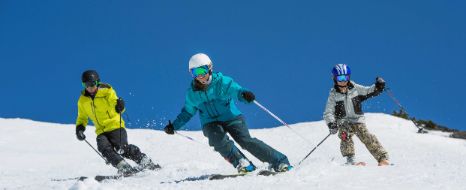 Eine Familie fährt Ski