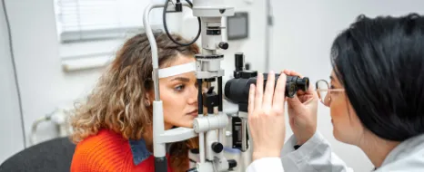 Eine Frau lässt sich von ihrer Augenärztin auf Grünen Star untersuchen.