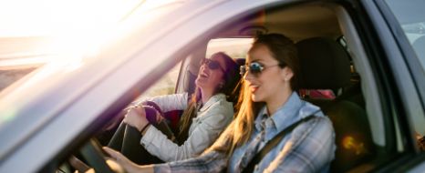 Zwei junge Frauen unterwegs im Auto.