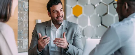 Ein Paar lässt sich von einem Anwalt zu einem Rechtsstreit beraten.