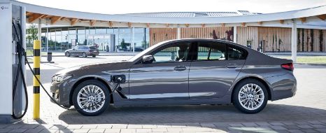 neue-plug-in-hybrid-modelle-vom-3er-und-5er-bmw-6.jpg