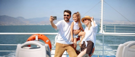 Eine Familie genießt unbeschwert eine Kreuzfahrt dank passender Versicherung.