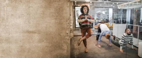 Frau macht Yoga im Büro.