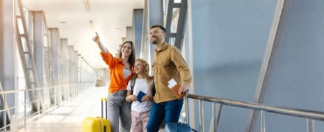 Mit einer Checkliste für die Flugreise startet eine Familie entspannt in den Urlaub.
