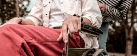 Nahaufnahme von Mann der im Rollstuhl sitzt im freien