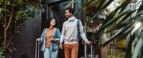 Ein Pärchen hat beim Packen an alles gedacht und startet gelassen in den Urlaub. 