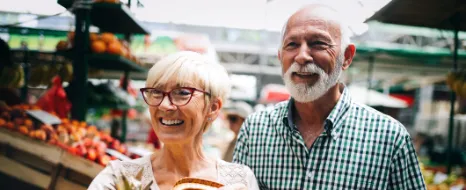 Senioren Ehepaar sind glücklich beim Einkaufen von gesunden Lebensmitteln.
