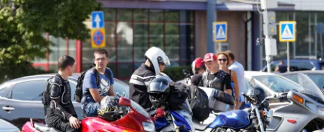 Einige Biker beraten nach, wo sie ihre Motorräder parken dürfen.