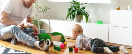 hausratversicherung-vater-sohn.jpg