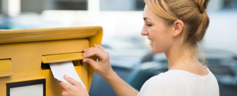 wohung-kuendigen-briefkasten-junge-frau.jpg