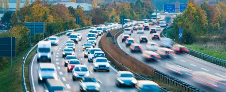 Dichter Verkehr auf der Autobahn.