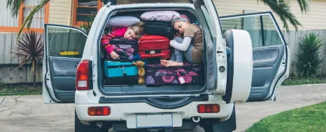 Kinder im vollbeladenen Kofferraum
