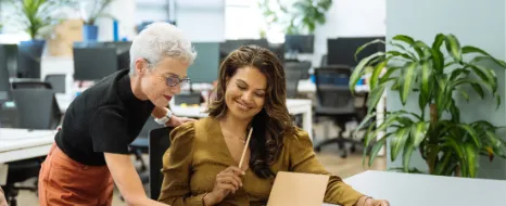 Im Zuge der Aktivrente sieht man eine ältere Frau, die weiterhin an ihrem Arbeitsplatz arbeitet. 